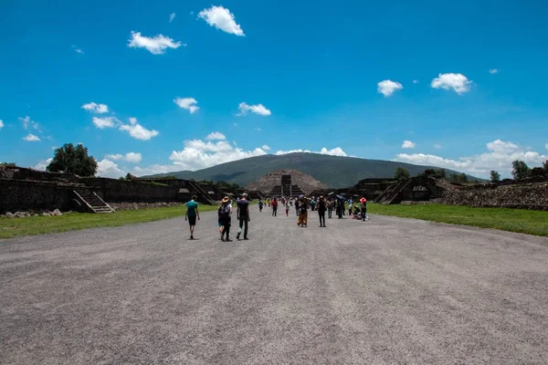 Egy Gyönyörű Felvétel Azokról Emberekről Akik Mexikóban Turnéznak Teotihuacan Piramisokban — Stock Fotó