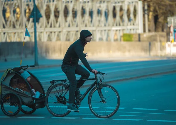 Munich Niemcy Marca 2020 Rowerzyści Monachium Zachodzie Słońca Ojciec Jeździ — Zdjęcie stockowe