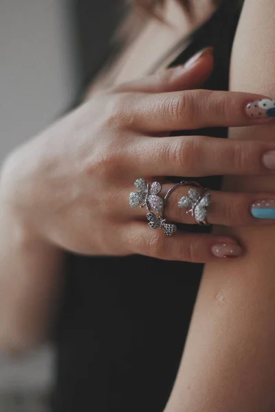 Close Vertical Uma Fêmea Com Unhas Bonitas Vestindo Lindo Anel — Fotografia de Stock