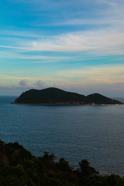 Pionowy Wizerunek Pięknej Wyspy Pod Zachmurzonym Niebem Phu Yen Wietnam — Zdjęcie stockowe