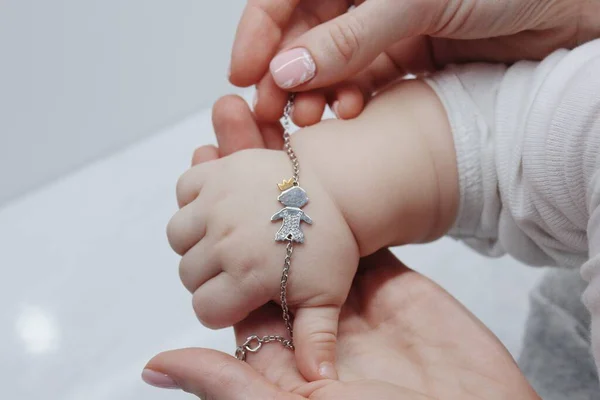 Närbild Kvinna Som Lägger Ett Gulligt Armband Barnets Hand — Stockfoto