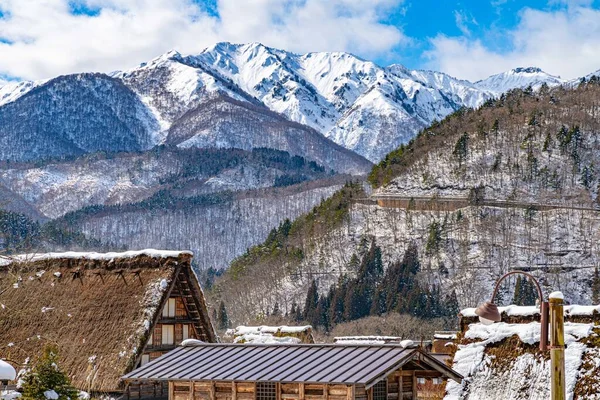 Hermoso Paisaje Tejados Aldea Pinos Montañas Cubiertas Nieve Japón — Foto de Stock