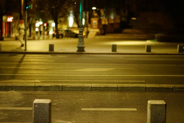 Άδειο Δρόμο Και Πεζοδρόμιο Νύχτα Στο Βουκουρέστι — Φωτογραφία Αρχείου