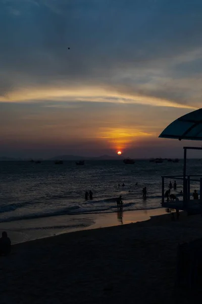 Vertical Image Beautiful Sunset Ocean Silhouette Tourists Beach Vung Tau — Stock Photo, Image