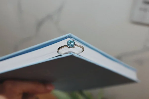 Nahaufnahme Eines Silbernen Diamantrings Zwischen Buchseiten — Stockfoto