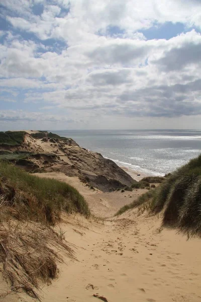 Eine Schöne Aufnahme Der Sanddünen Ufer Des Ozeans Unter Dem — Stockfoto