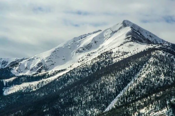 Fascynujący Widok Gór Pod Błękitnym Niebem Pokrytym Śniegiem — Zdjęcie stockowe