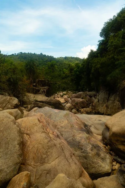 Uma Imagem Vertical Bela Paisagem Pedras Uma Floresta Cachoeiras Cliff — Fotografia de Stock
