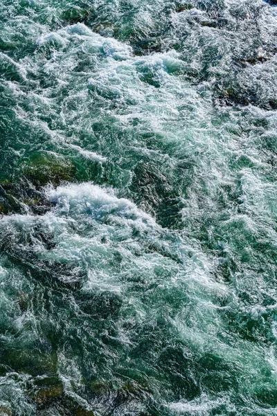 Una Imagen Vertical Agua Verde Salvaje Corriendo Río Japón —  Fotos de Stock