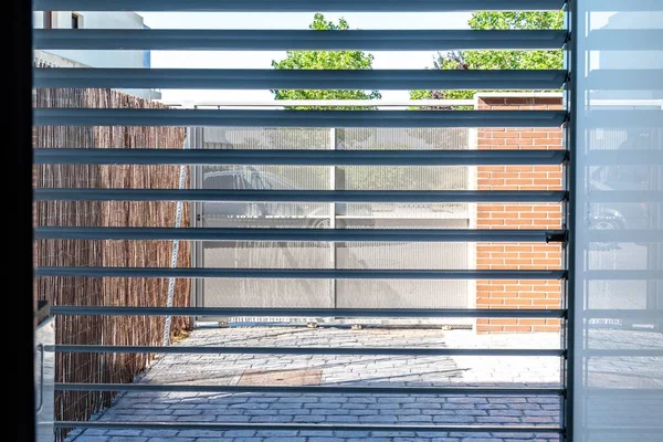 Närbild Ett Fönster Med Ett Fönster Blint Tittar Tegelväggar Och — Stockfoto