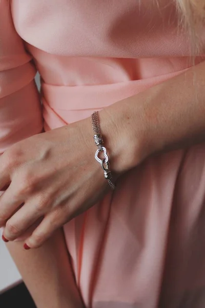 Close Tiro Uma Fêmea Vestido Rosa Usando Uma Pulseira Prata — Fotografia de Stock