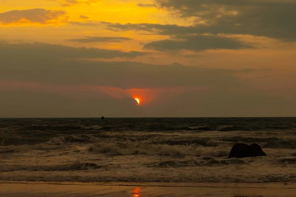 Sole Che Tramonta Parzialmente Nascosto Dietro Nuvole Sull Oceano Con — Foto Stock