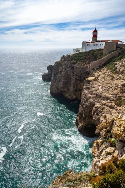 Hermoso Tiro Vertical Faro Rojo Los Acantilados Del Cabo San —  Fotos de Stock