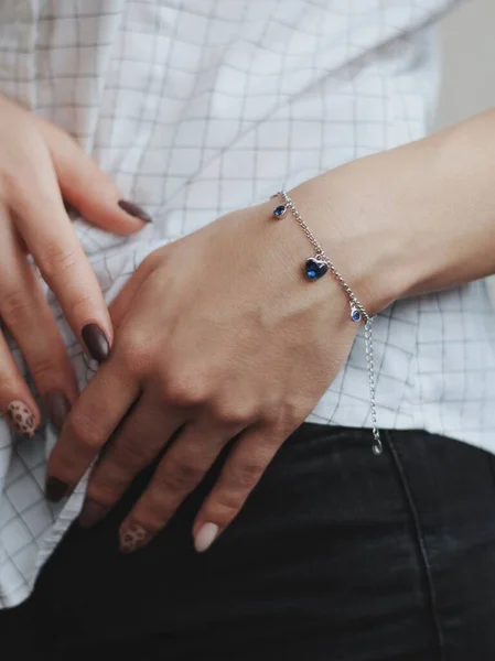 Nahaufnahme Einer Frau Mit Einem Modischen Silbernen Charme Armband — Stockfoto