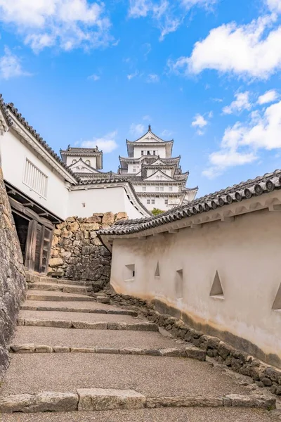 Camino Ascendente Hacia Castillo Himeji Bajo Cielo Azul Nublado —  Fotos de Stock