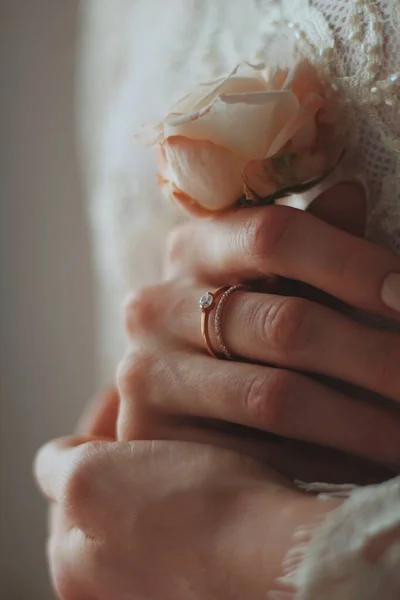 美しいダイヤモンドリングを身に着けている花嫁のクローズアップショットとバラを保持 — ストック写真
