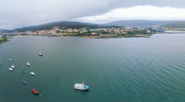 Una Toma Aérea Barcos Agua Con Edificios Lejos Corcubion Galicia —  Fotos de Stock