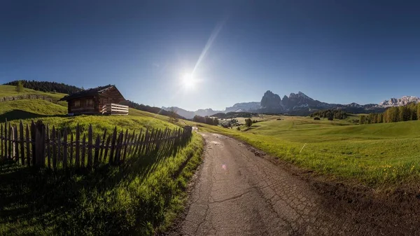 Vista Ipnotizzante Della Strada Villaggio Circondato Campi Verdi Montagne — Foto Stock