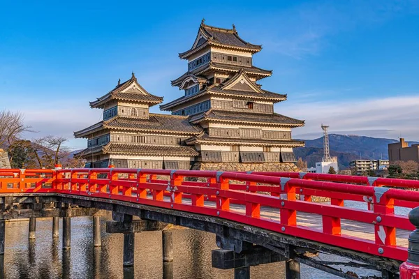 Piękny Strzał Matsumoto Zamek Jego Sławny Czerwony Most Pod Jasnym — Zdjęcie stockowe