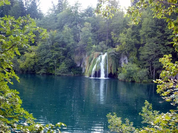 Uma Cachoeira Distância Soou Por Árvores Plitvice Croácia — Fotografia de Stock