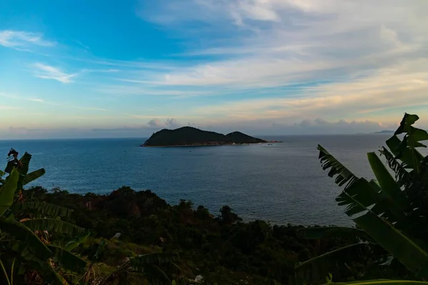 Tiro Bonito Uma Ilha Com Nuvens Horizonte Phu Yen Vietnã — Fotografia de Stock