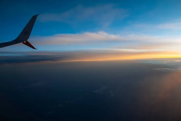 Uma Bela Vista Pôr Sol Vista Através Janela Vidro Avião — Fotografia de Stock