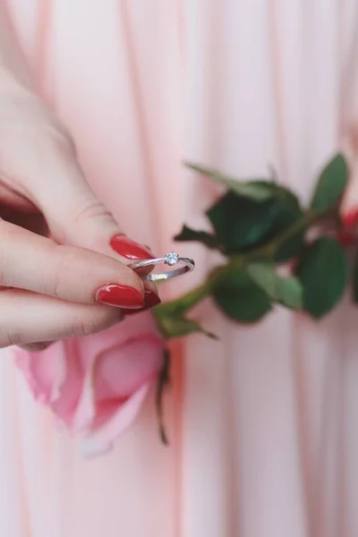 다이아몬드 반지와 분홍빛 장미를 암컷의 클로즈업 — 스톡 사진