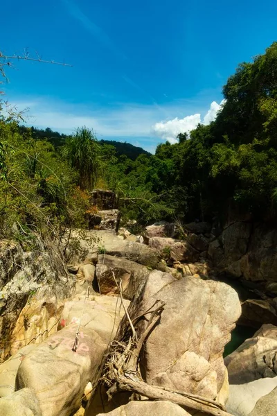 Большие Валуны Дне Реки Лесу Скалы Водопадов Прыжки Провинции Хань — стоковое фото
