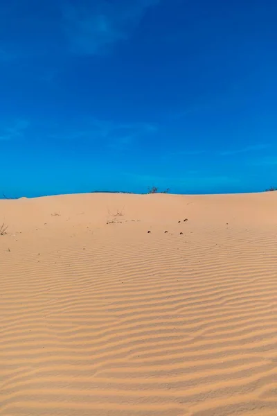 Uma Imagem Vertical Das Belas Dunas Areia Mui Viaram Sob — Fotografia de Stock