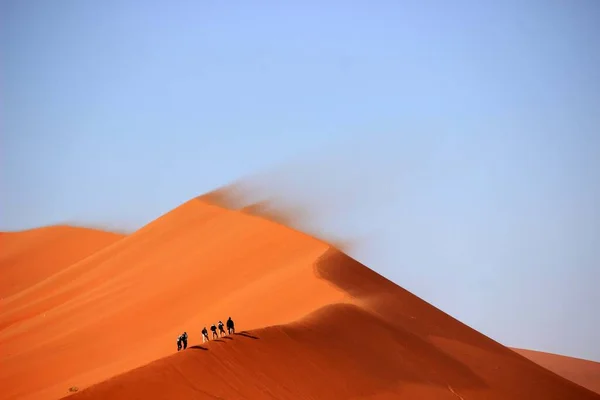 Turisti Scalano Dune Sabbia Nel Deserto Con Cielo Blu Sullo — Foto Stock