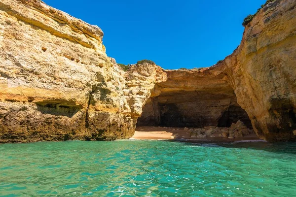 Espetaculares Falésias Com Vista Para Águas Marinhas Turquesa Perto Gruta — Fotografia de Stock