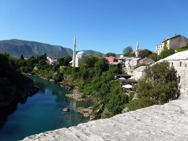 Lago Perto Árvores Edifícios Sob Céu Azul Mostar Bósnia Herzegovina — Fotografia de Stock