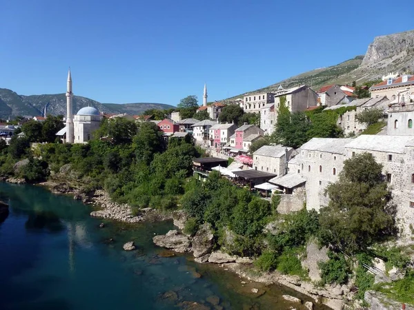 Belo Tiro Edifícios Perto Água Sob Céu Azul Mostar Herzegovina — Fotografia de Stock