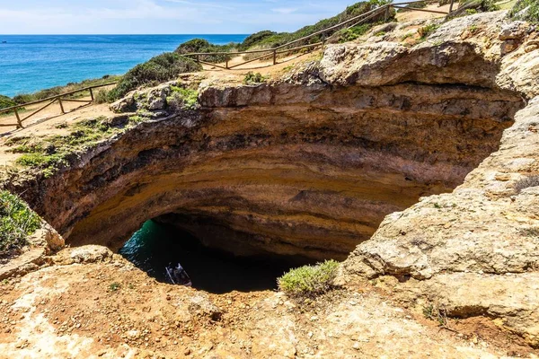 Μεγάλη Τρύπα Στα Βράχια Πάνω Από Σπήλαιο Benagil Lagoa Algarve — Φωτογραφία Αρχείου