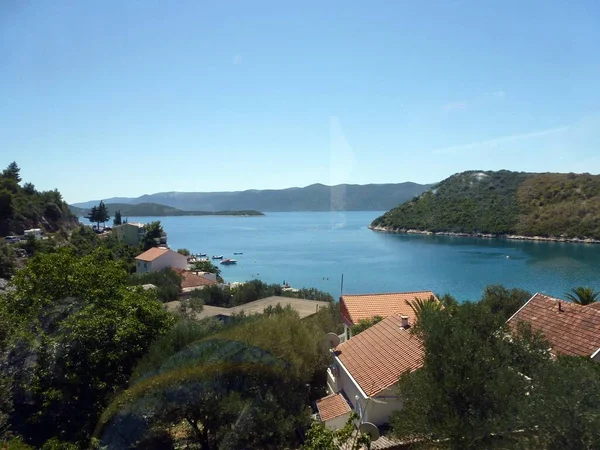 Een Plas Nabij Gebouwen Onder Een Blauwe Lucht Dubrovnik — Stockfoto