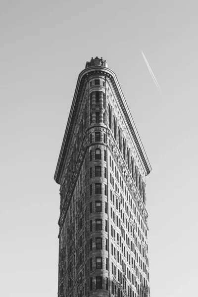 Grayscale Vertical Shot Flatiron Building New York City Clear Sky — Stock Photo, Image