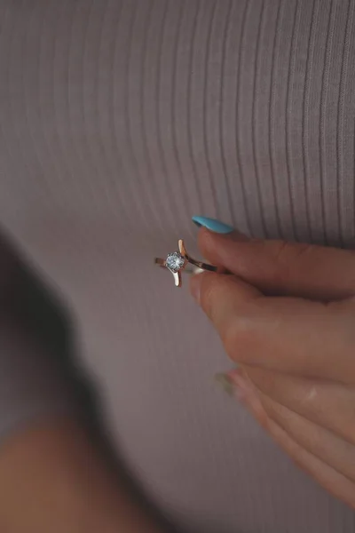 아름다운 다이아몬드 반지를 암컷의 — 스톡 사진
