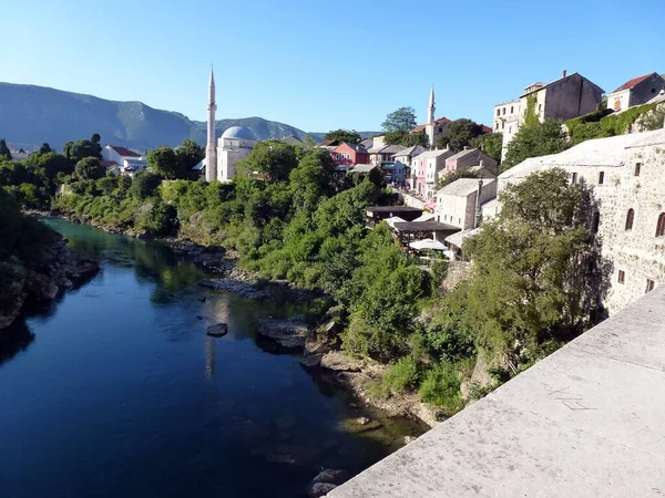 Lago Meio Edifícios Sob Céu Azul Mostar Bósnia Herzegovina — Fotografia de Stock