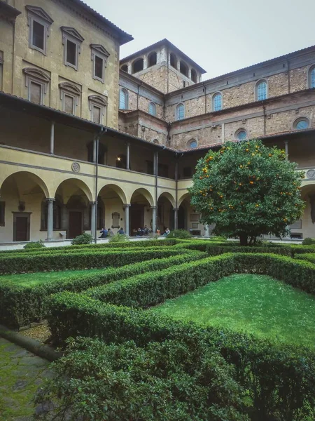 Een Verticaal Shot Van Een Binnenplaats Florence Italië — Stockfoto