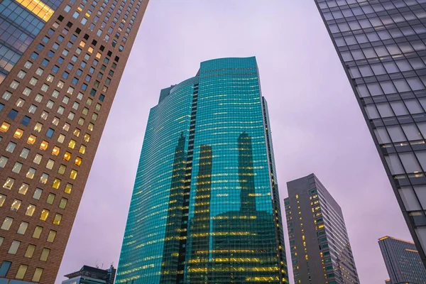 Disparo Ángulo Bajo Edificio Vidrio Moderno Japón Atardecer Con Reflejos —  Fotos de Stock