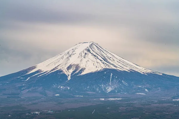 大雪覆盖着富士山 笼罩在多云的天空中 — 图库照片