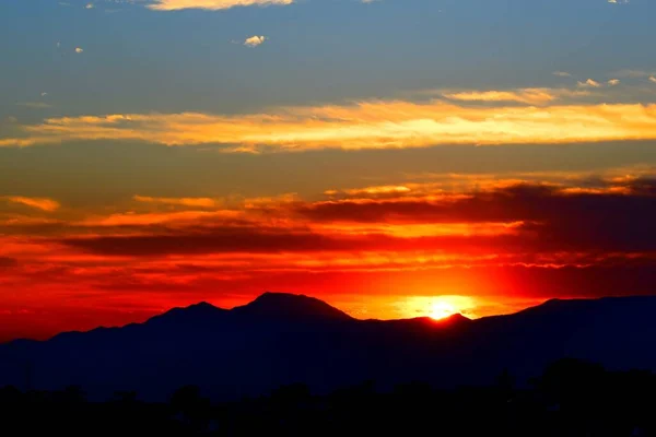 Belo Pôr Sol Laranja Sobre Mar Com Silhueta Das Montanhas — Fotografia de Stock