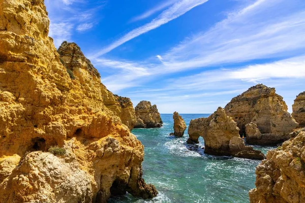 Klify Ponta Piedade Regionie Algarve Portugalia Pod Błękitnym Niebem — Zdjęcie stockowe