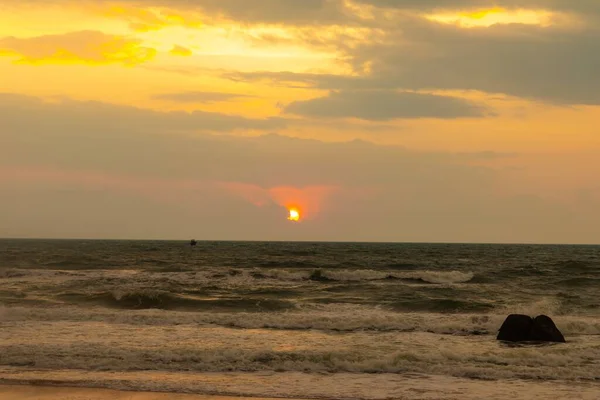 Setting Sun Partially Hidden Clouds Ocean Rock Beach Binh Thuan — Stock Photo, Image