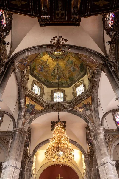 Tiro Vertical Ângulo Baixo Arte Bonita Teto Com Lustre Velho — Fotografia de Stock