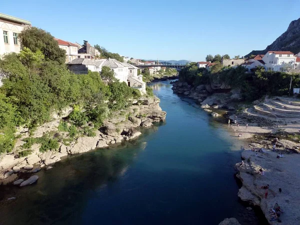 Une Rivière Milieu Bâtiments Sous Ciel Bleu Mostar Herzégovine — Photo