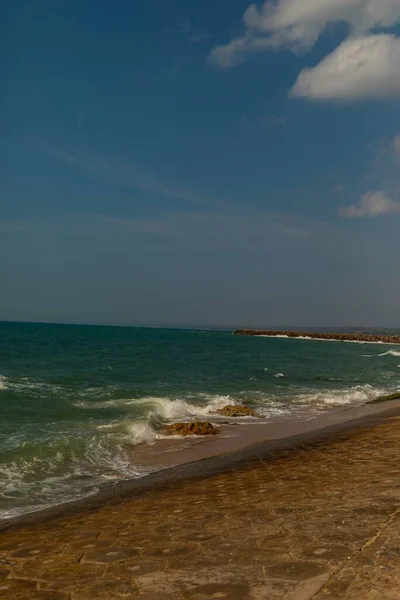 Playa Frente Agua Bajo Cielo Azul — Foto de Stock