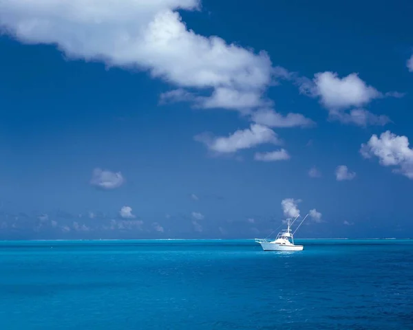 Fascinante Vista Del Tranquilo Océano Bajo Cielo Azul Perfecto Para —  Fotos de Stock