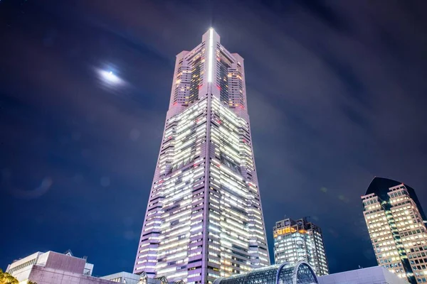 Низкий Угол Освещенной Йокогамской Башни Против Размытого Ночного Неба — стоковое фото