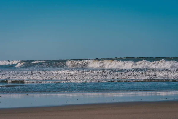 Hermoso Plano Playa Con Olas Bajo Cielo Azul — Foto de Stock